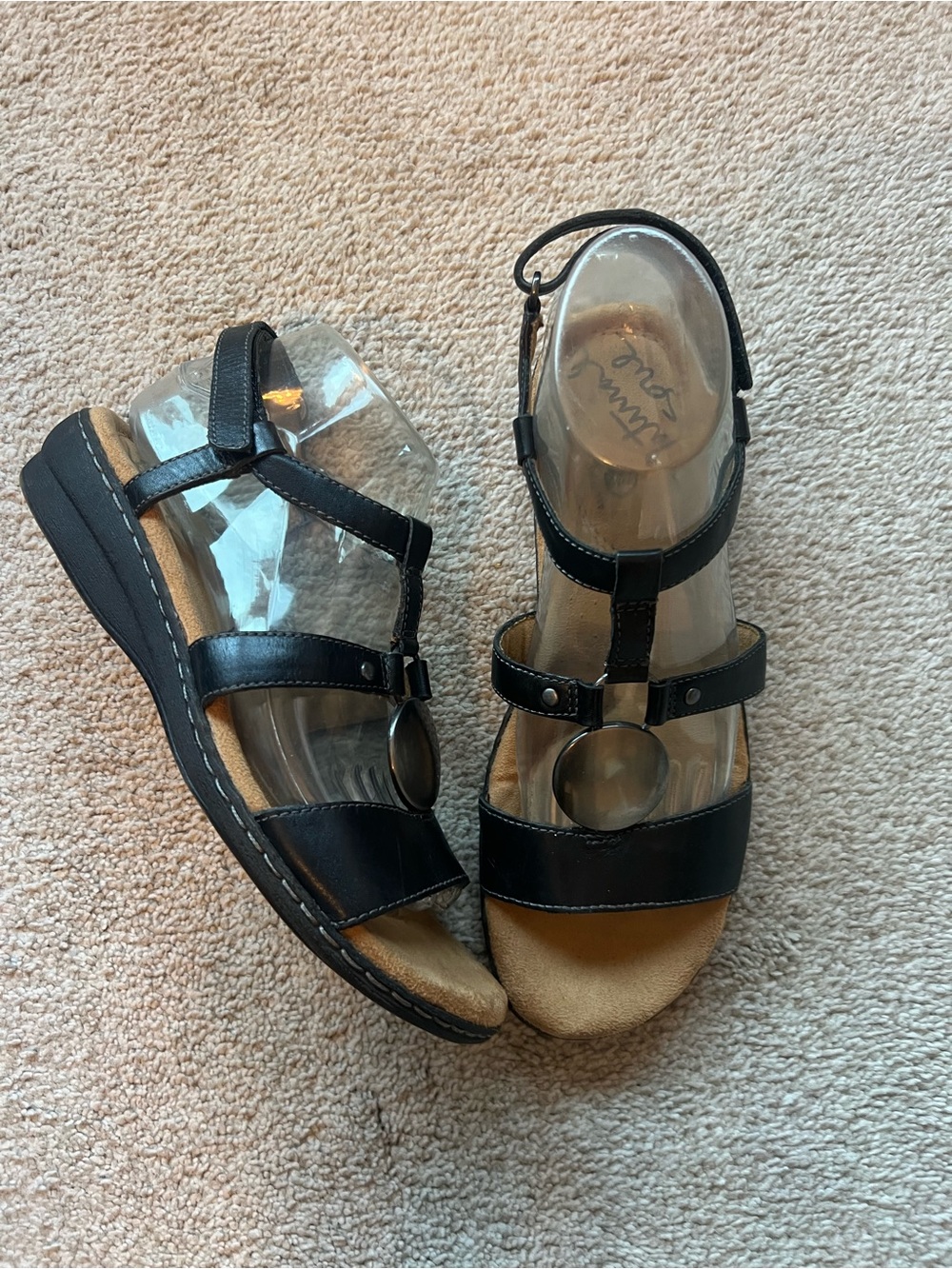 Natural Soul Black Leather T-Strap Women's Sandals 8.5 Silver Medallion - Picture 4 of 14